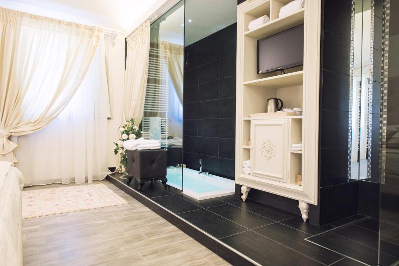 Deluxe Suite with Spa Bath image 4