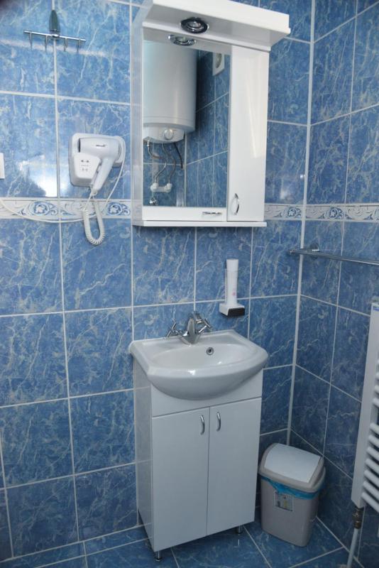 Basic Triple Room with Shared Bathroom image 1