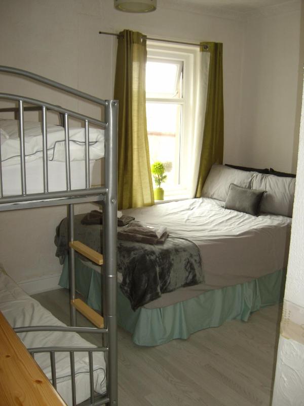 Standard Quadruple Room image 2