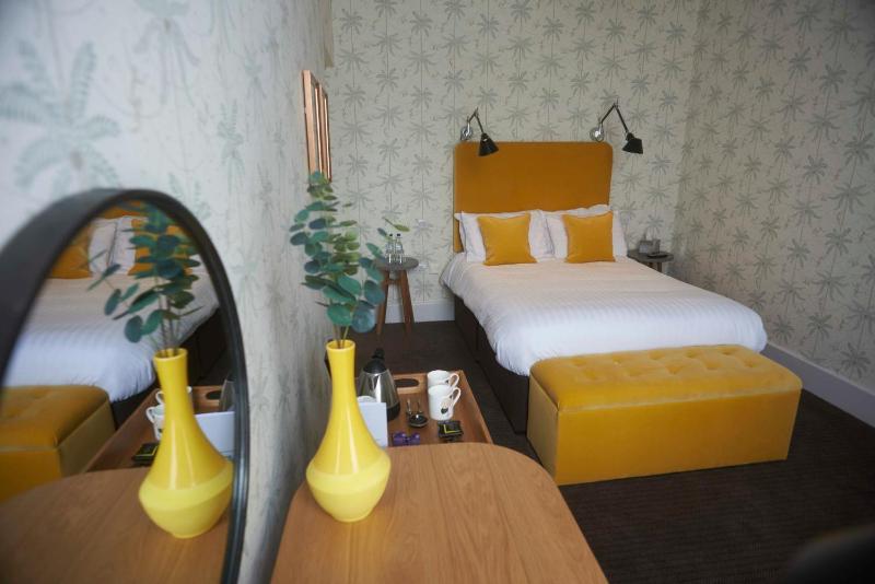 Double Room image 3