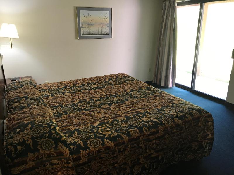 Standard King Room image 3