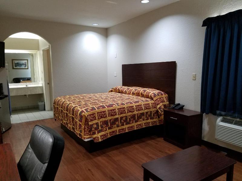King Room - Non-Smoking image 2