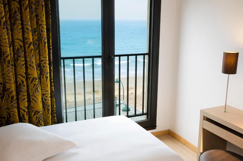 Deluxe Double Room with Sea View image 3