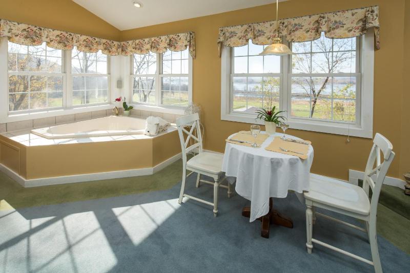 One-Bedroom Cottage image 3