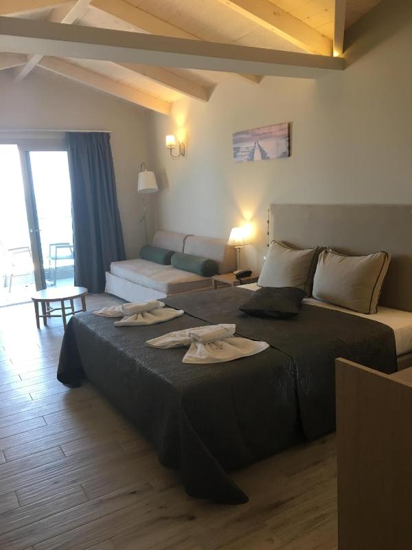 Superior Double or Twin Room with Sea View image 4