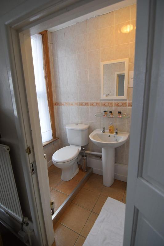 Twin Room with Private Bathroom image 3