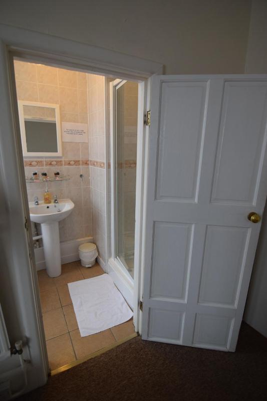 Twin Room with Private Bathroom image 2