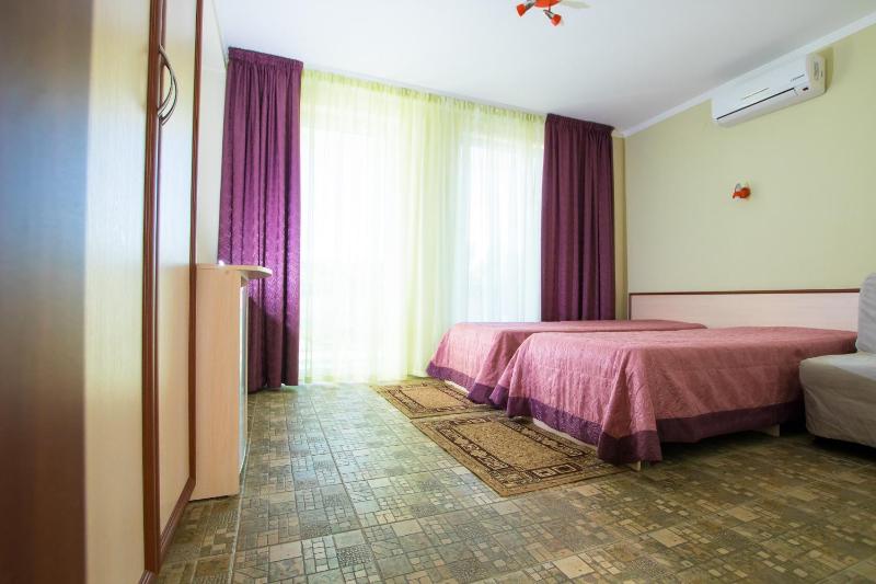 Twin Room with Extra Bed image 3
