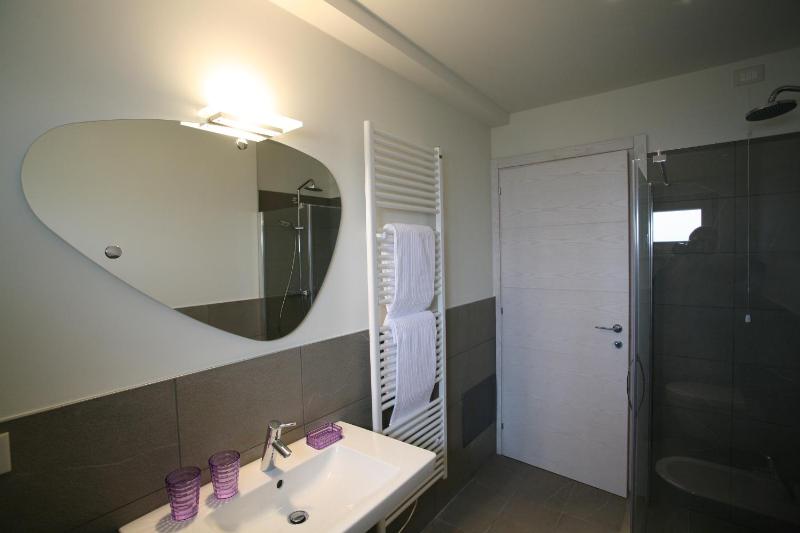 Double or Twin Room with City View image 4