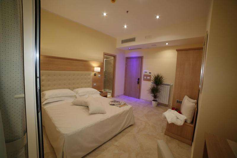 Junior Suite with Balcony image 4