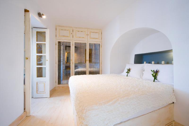 Hyperion Oia Suites - image 16