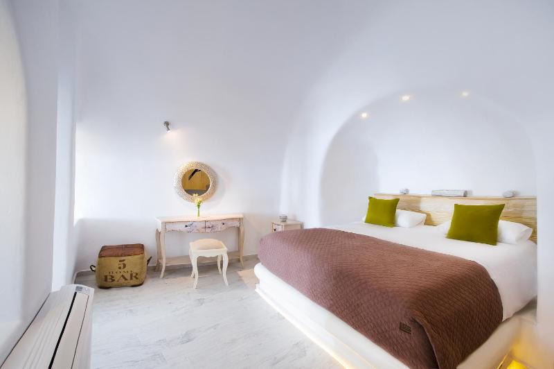 Hyperion Oia Suites - image 15