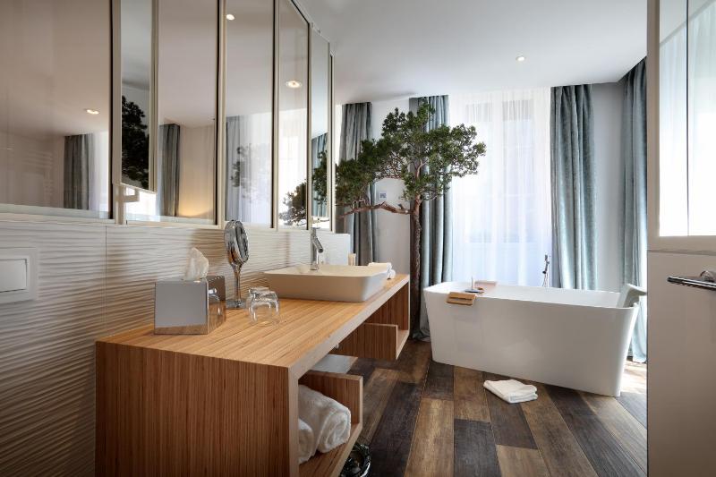 Executive Suite with Balcony image 3