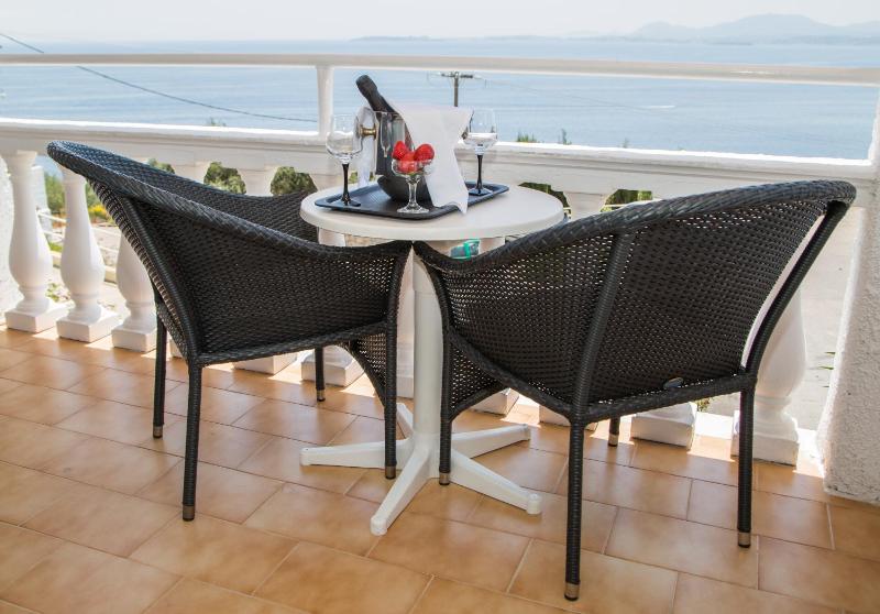 Standard Triple Room with Sea View image 4