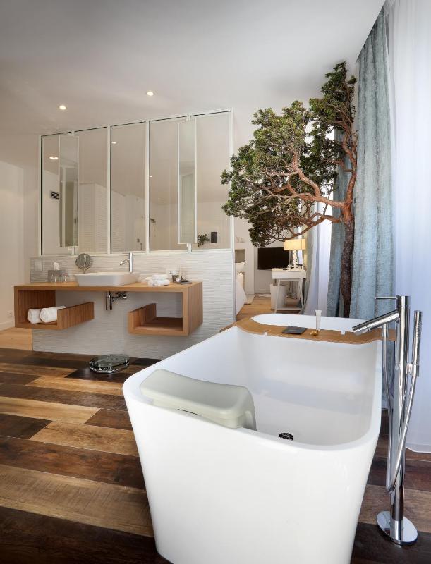 Executive Suite with Balcony image 4