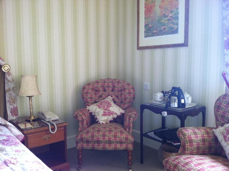 Superior Twin Room image 3