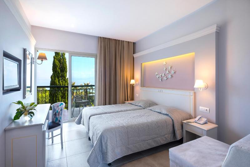 Superior Double or Twin Room with Sea View image 4