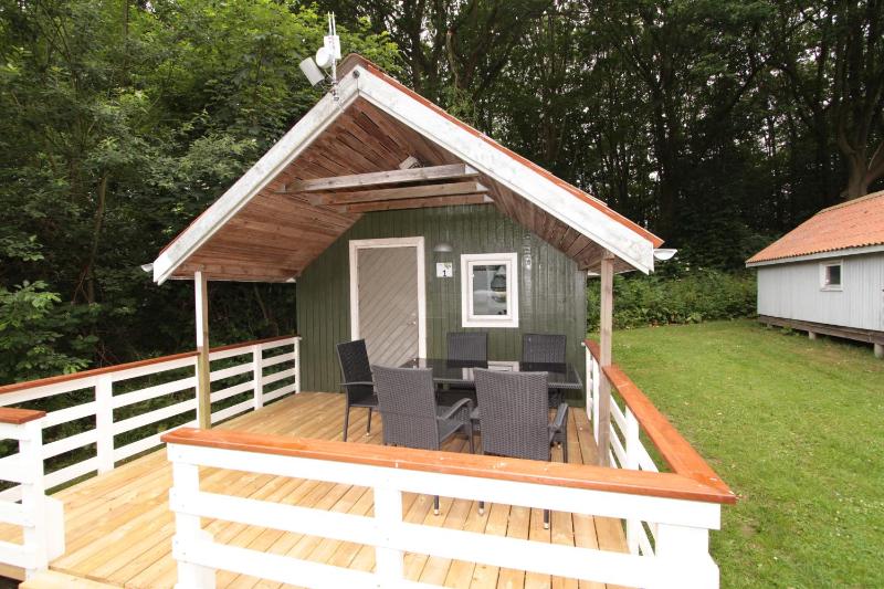 One-Bedroom Cottage with Shared Bathroom 50m away. (5 Adults) image 1