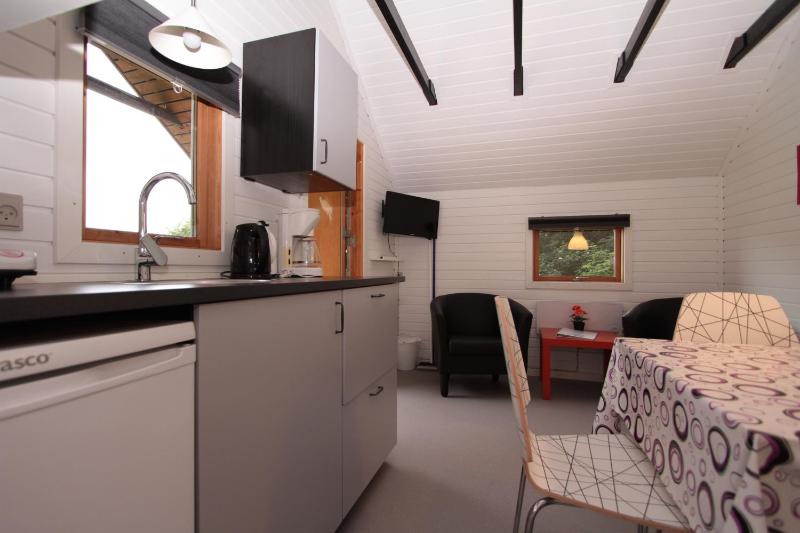 One-Bedroom Cottage with Shared Bathroom 50m away. (5 Adults) image 4