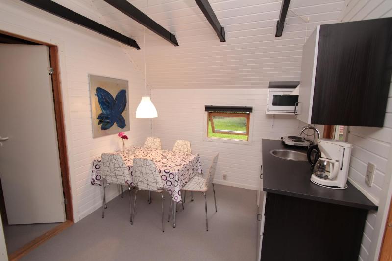 One-Bedroom Cottage with Shared Bathroom 50m away. (5 Adults) image 2