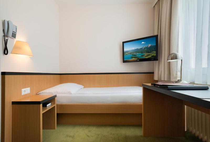 Economy Twin Room image 2
