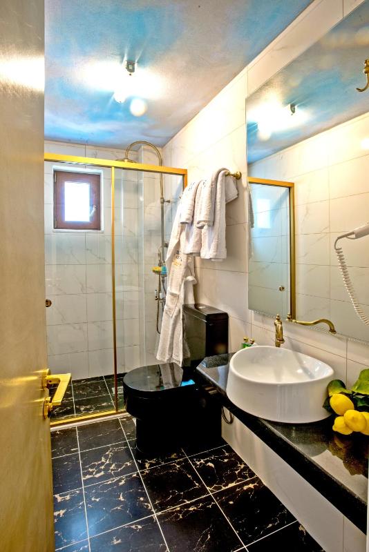 Romantic Suite with Terrace and Pool View image 4