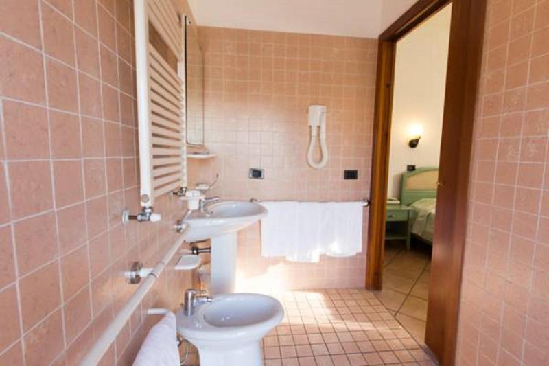 Double Room image 3