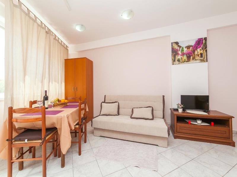 King Studio with Sofa Bed image 3