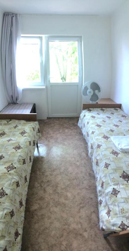 Twin Room with Bathroom image 4