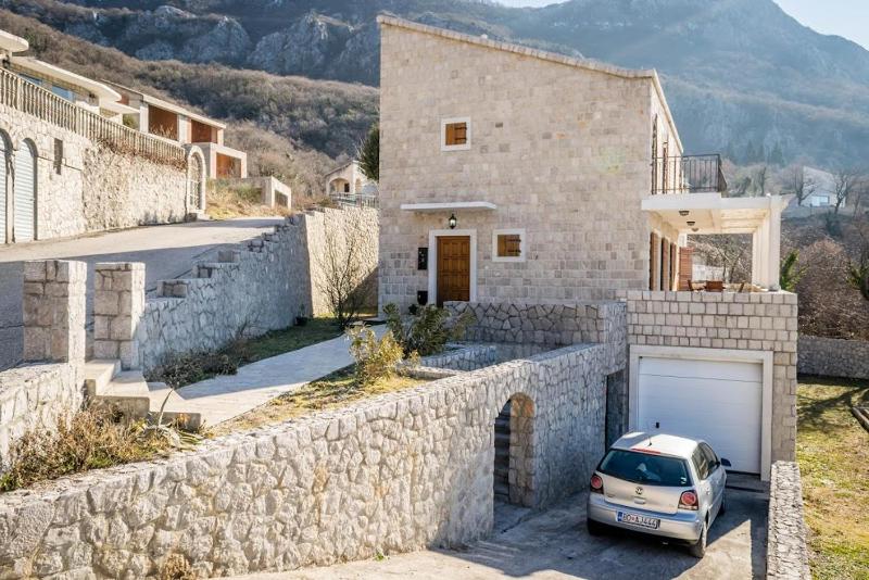 Three-Bedroom House with Terrace  image 3