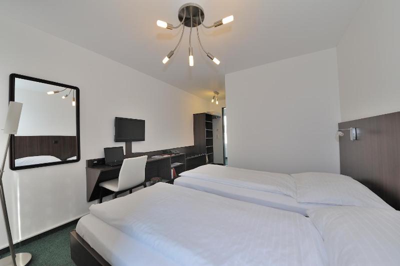 Twin Room image 3