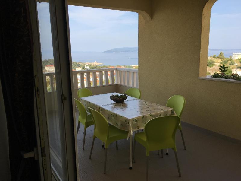 Three-Bedroom Apartment with Terrace and Sea View image 3