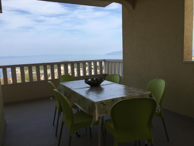 Three-Bedroom Apartment with Terrace and Sea View image 4