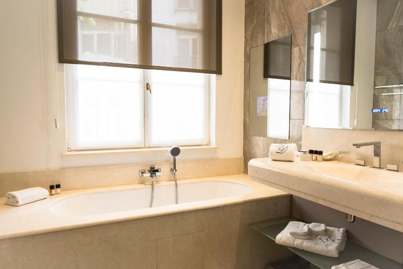 Junior Suite with Garden View image 2