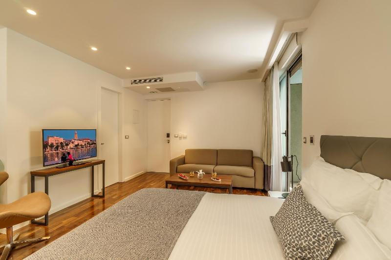 Deluxe Junior Suite with Patio image 4