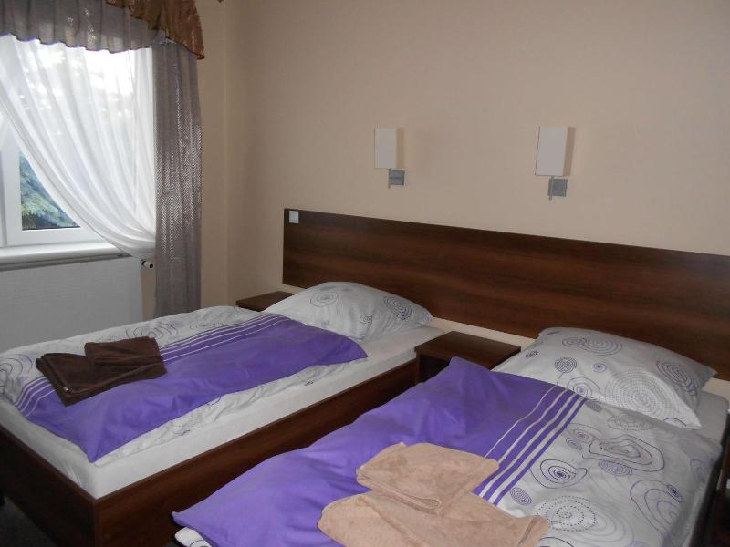 Twin Room image 3