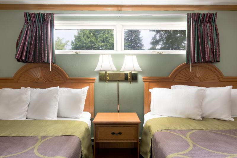 Queen Room with Two Queen Beds - Non-Smoking image 4