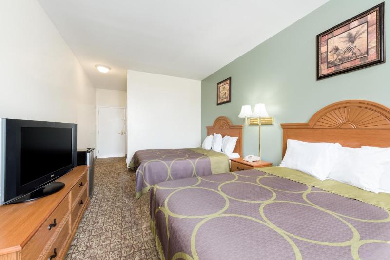 Queen Room with Two Queen Beds - Non-Smoking image 3