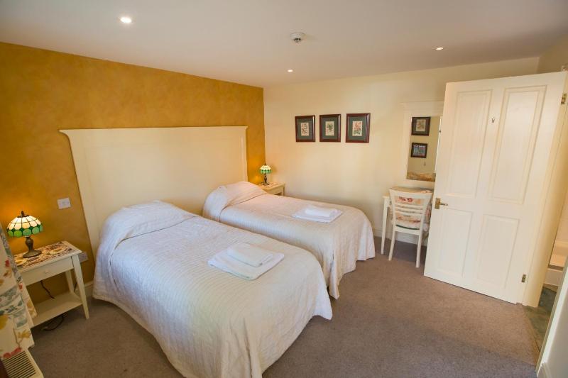 Twin Room image 2