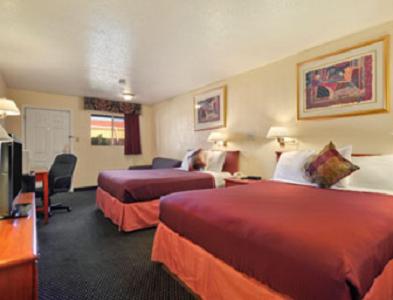 Queen Room with Two Queen Beds - Non-Smoking image 3