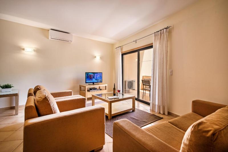 One-Bedroom Apartment image 2