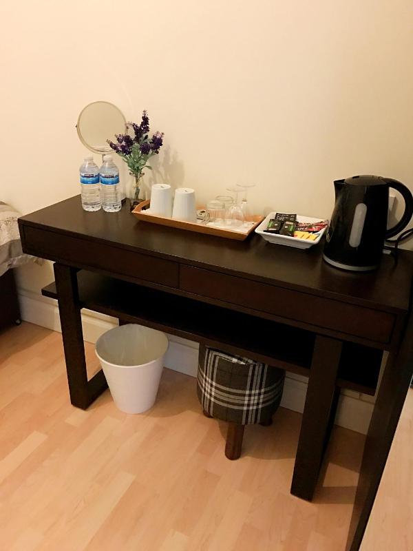 Standard Twin Room with Shared Bathroom image 3