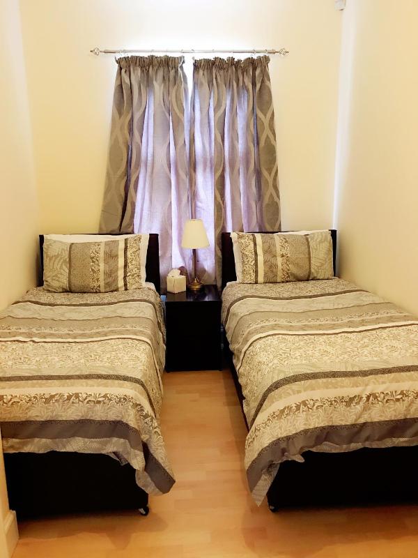 Standard Twin Room with Shared Bathroom image 1