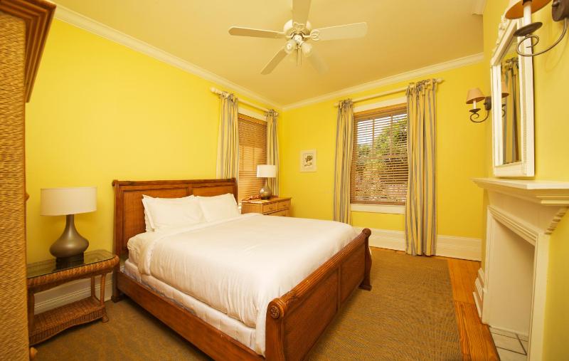 Deluxe Queen Room image 2