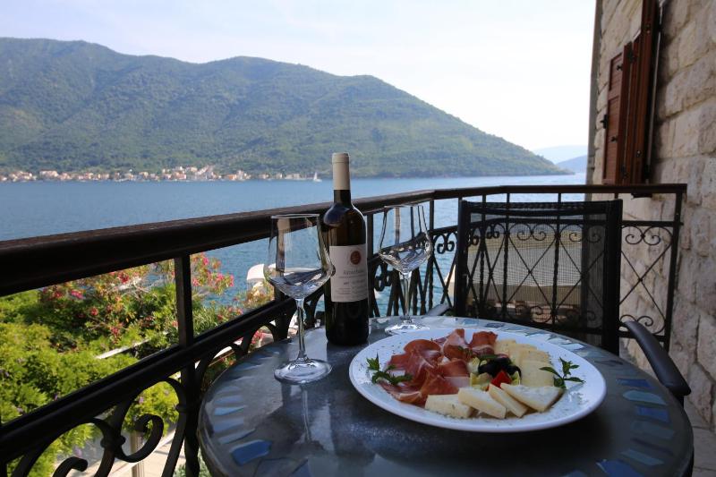Double Room with Balcony and Sea View image 3