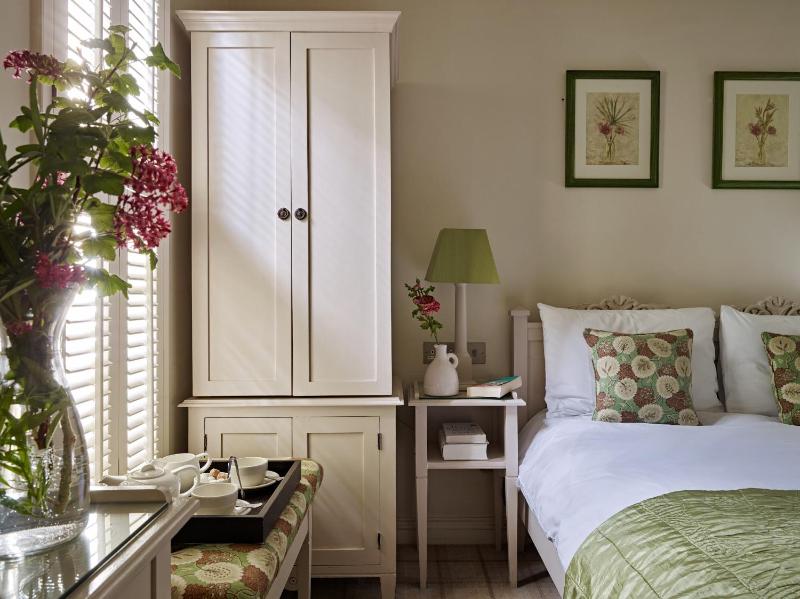 Small Double Room image 2