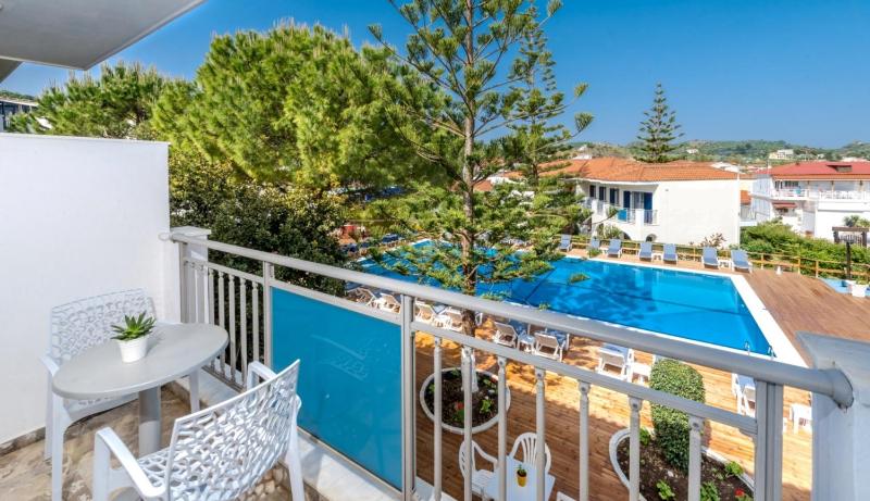 Double Room with Pool or Partial Sea View image 2