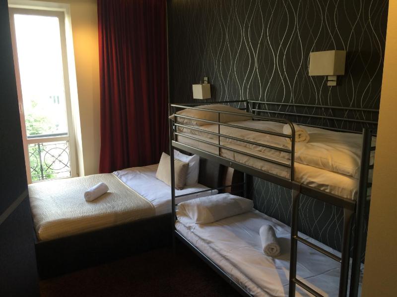 Triple Room with Balcony and Shared Bathroom image 2