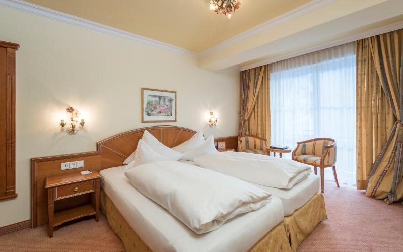 Deluxe Double Room with Balcony image 2