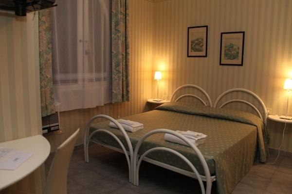 Economy Double Room image 2